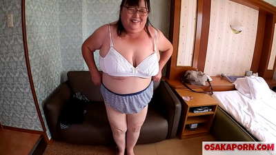 Fa'aali e le tina Iapani lapopo'a ona susu tetele ma fiafia i se meata'alo feusua'iga. O se tina Asia e 51 tausaga le matua o loo talanoa e uiga i lona aafiaga tau feusuaiga. Yukiko 1 OSAKAORN fatty milf